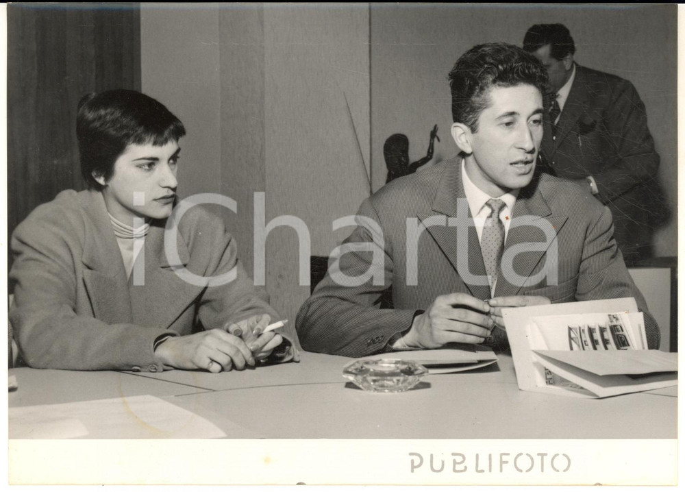 1956 MILANO Ballerino Bruno DOSSENA riceve chiavi appartamento in via Mercanti