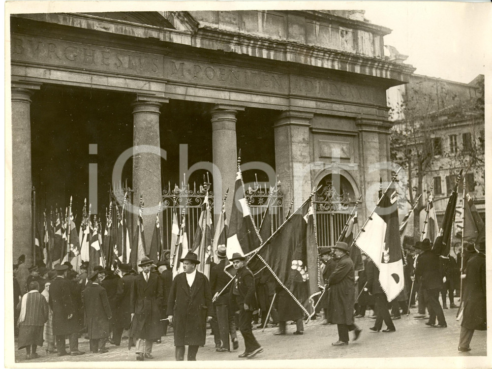 Fotografia d epoca originale 1928 ROMA Rappresentanti Confederazioni Commercianti d Italia con vessilli Foto 1