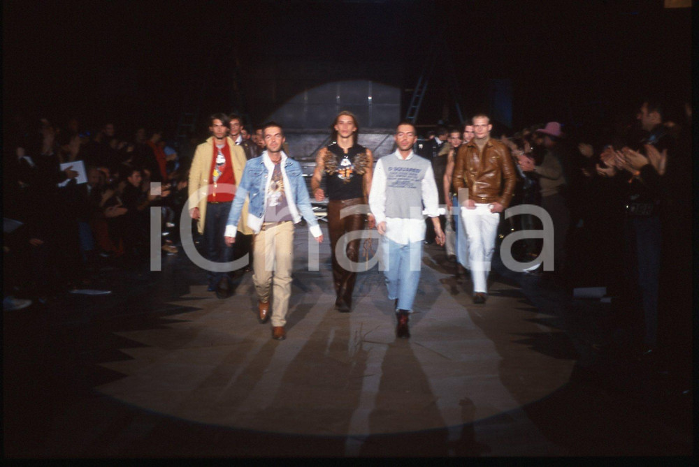 35mm vintage slide*2001- MODA - DSQUARED2 Dean e Dan CATEN durante una sfilata