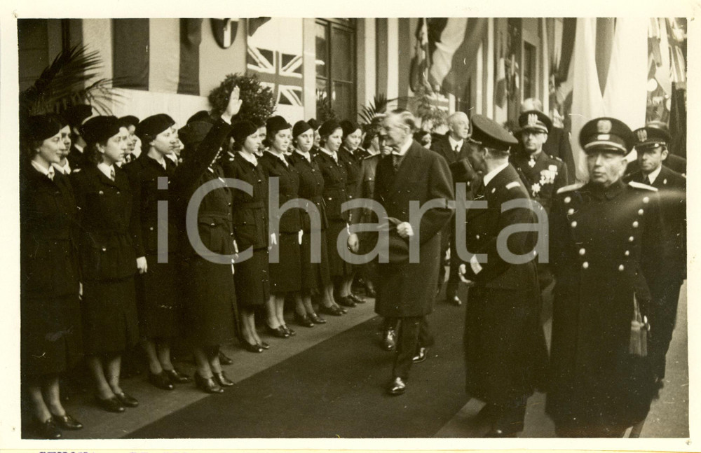 Fotografia d epoca originale 1939 GENOVA Arthur Neville CHAMBERLAIN e Lord HALIFAX con Giovani Italiane Foto 1