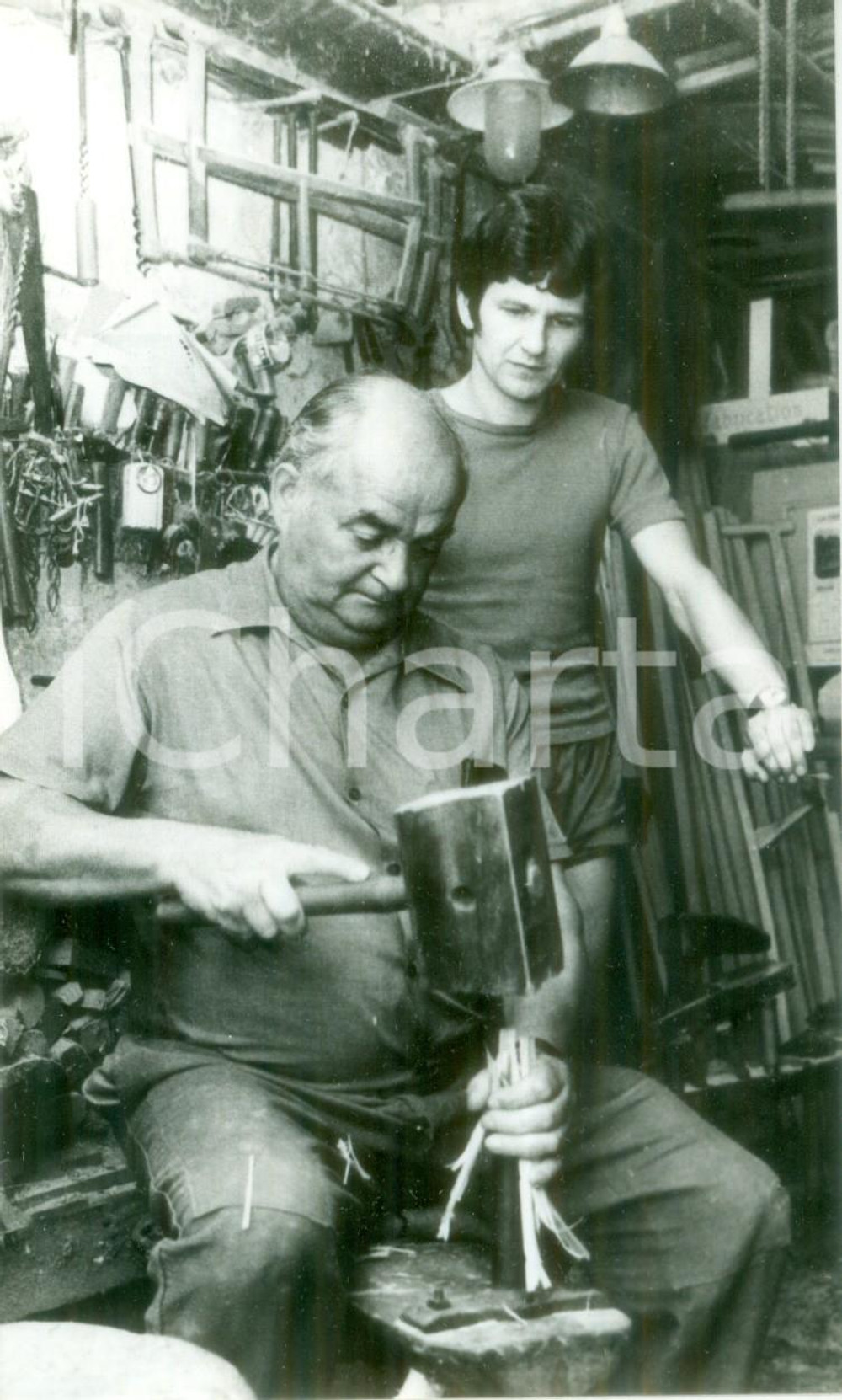 Fotografia d epoca originale 1981 FRANCIA ARTIGIANATO Artigiano al lavoro in officina Fotografia 1