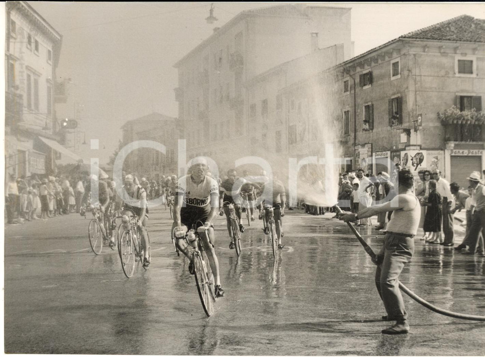 1958 CICLISMO GIRO D'ITALIA VERONA Doccia a Giuseppe FALLARINI *Foto 18x13 cm  Fotografia d'epoca con didascalia coeva al verso.    CONDIZIONI: G (ma lieve sovraimpressione) FORMATO: 18x13 cm     originale e autentica 1