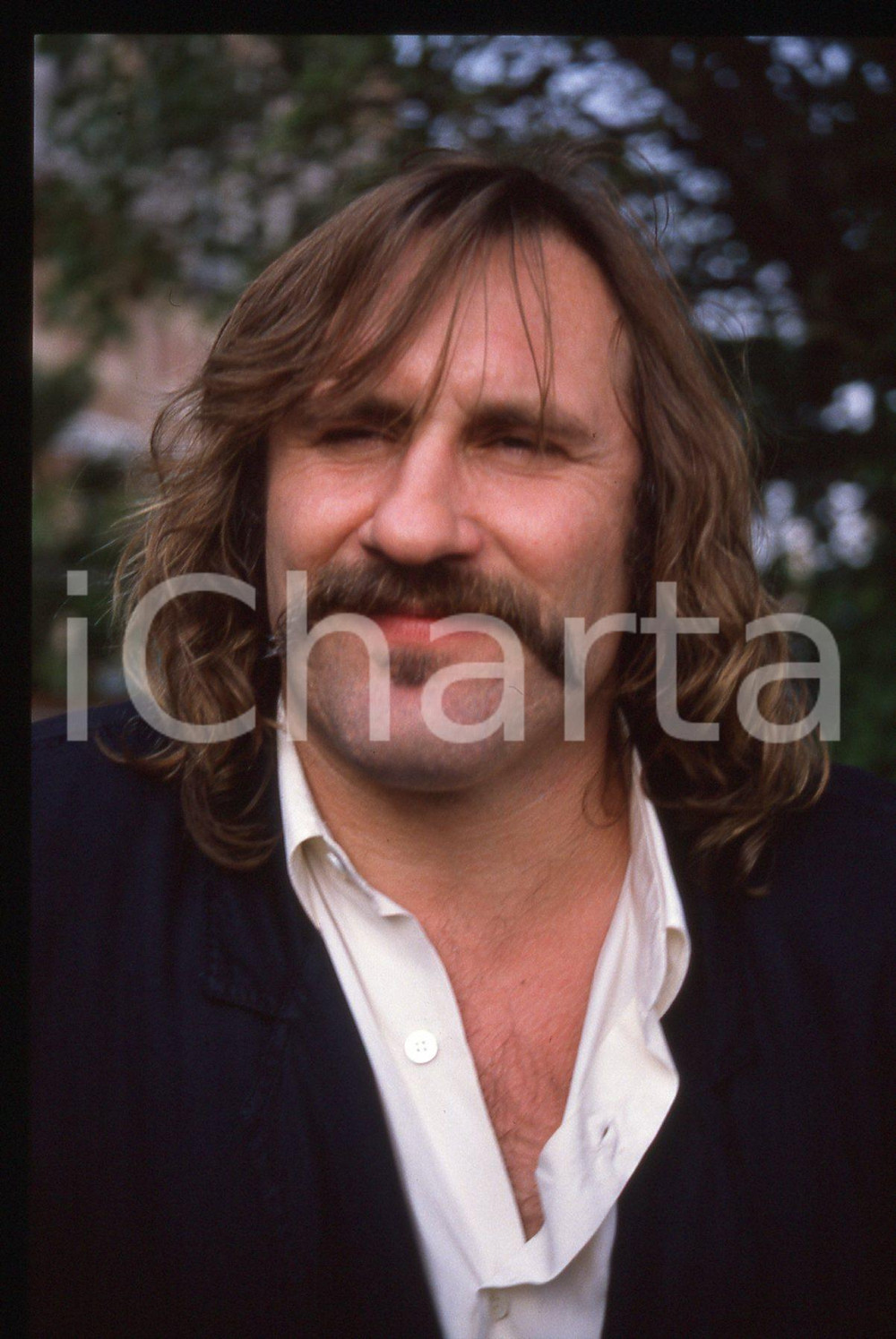 35mm vintage slide* 1989 VENEZIA Gérard DEPARDIEU Mostra del cinema (17) La diapositiva &egrave; stata scattata presso l'Hotel Excelsior in occasione della 46&ordf; Mostra del cinema di Venezia. CONDIZIONI: GOOD Tutti i diritti riservati.E' severamente vietata la riproduzione.  ICharta mette in vendita, sul negozio eBay e in esclusiva sul sito "icharta" il proprio archivio composto da numerose diapositive e negativi fotografici d'epoca, tutti originali e autentici, che attraversano la storia del costume italiano tra gli la fine degli anni Sessanta e Novanta.Si tratta di uno sguardo inedito sull'attualit&agrave;, la politica, la vita quotidiana, il gossip e la cultura, che fotografa il cambiamento della nazione in quest'ultimo scorcio del XX secolo. Un'occasione unica per il mercato del collezionismo, che vede finalmente disponibile un archivio eccezionale per vastit&agrave;, tematiche e condizioni, in un settore (il negativo fotografico e la diapositiva) di assoluta novit&agrave; e dalle interessanti prospettive di investimento.     originale e autentica 1
