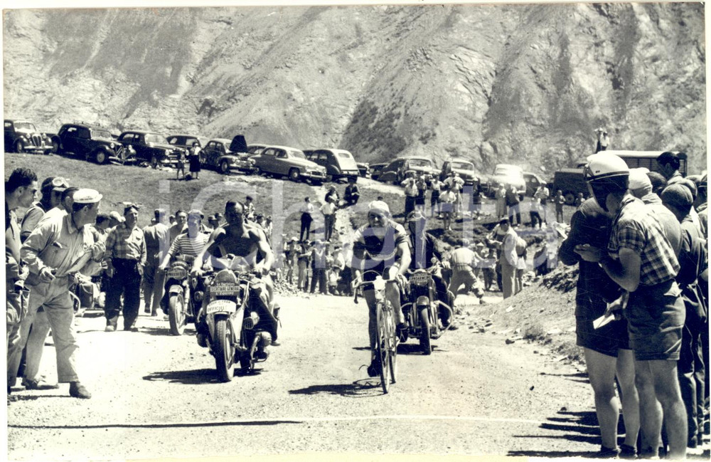 1957 CICLISMO TOUR DE FRANCE Gastone NENCINI applaudito al Colle d'Allos *Foto