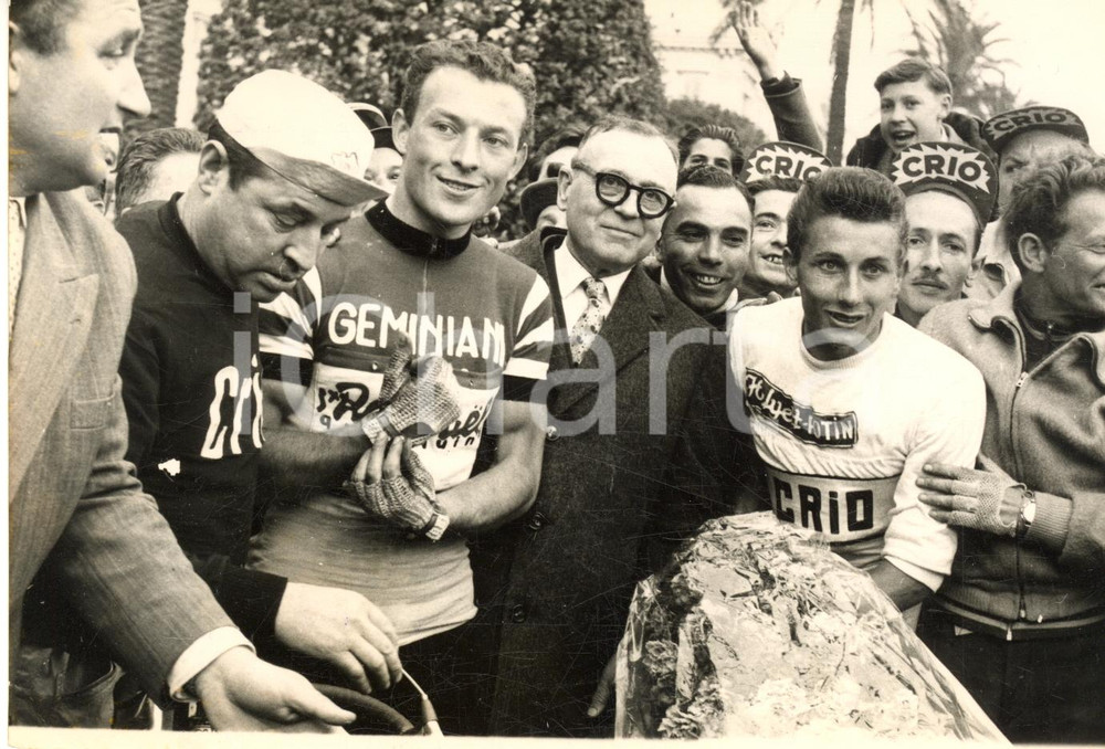 1957 CICLISMO PARIS-NICE Jacques ANQUETIL vincitore della corsa - Foto 18x12  Fotografia d'epoca con didascalia coeva al verso.    CONDIZIONI: G FORMATO: 18x12 cm     originale e autentica 1