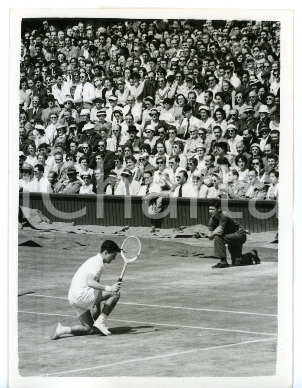 1956 LONDON WIMBLEDON - TENNIS Ken ROSEWALL trying to reach a shot *Foto 15x20 Fotografia d'epoca con didascalia coeva.  CONDIZIONI: FAIR (bassa qualit&agrave; di stampa) FORMATO: 15x20 cm     originale e autentica 1