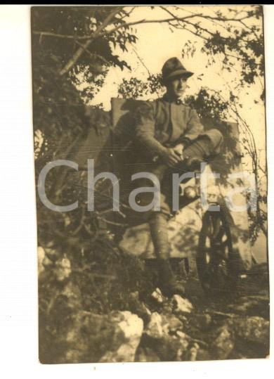 Fotografia d epoca originale 1918 WW1 ZONA DI GUERRA Ritratto di alpino con pezzo di artiglieria Foto 5x7 cm 1