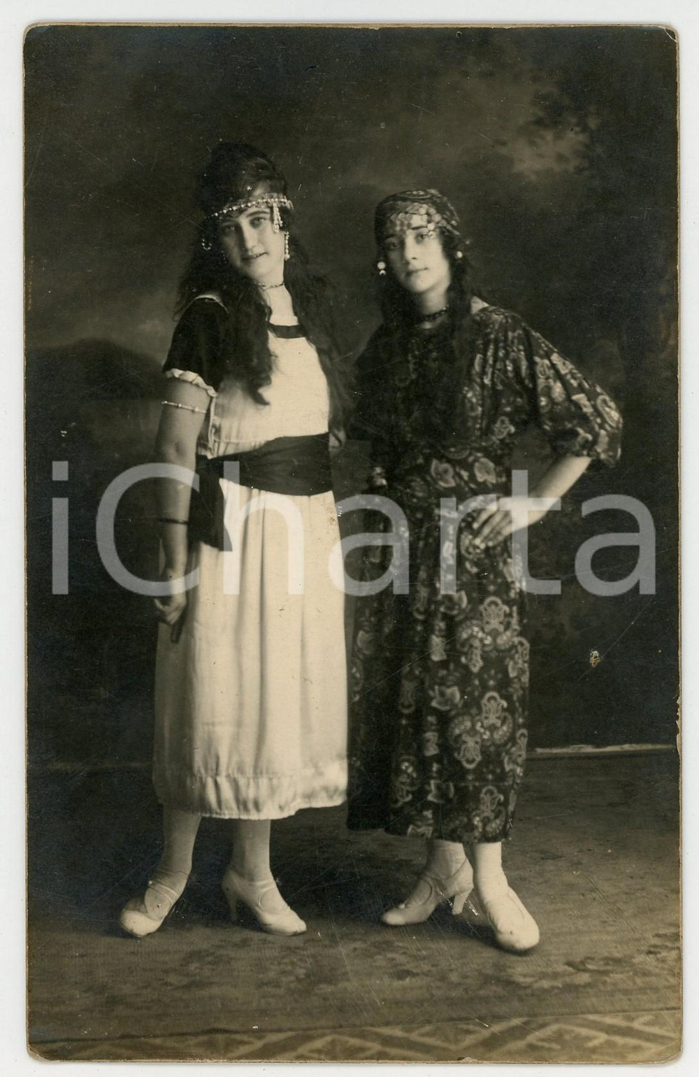 Fotografia d epoca originale 1923 ITALIA CARNEVALE Ritratto di due giovani donne in costume  Foto VINTAGE 1
