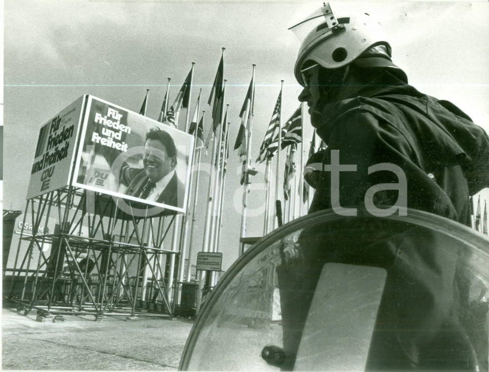 Fotografia d epoca originale 1980 BERLIN DE Forze di polizia presidiano il Bundesparteitag della CDU Foto 1