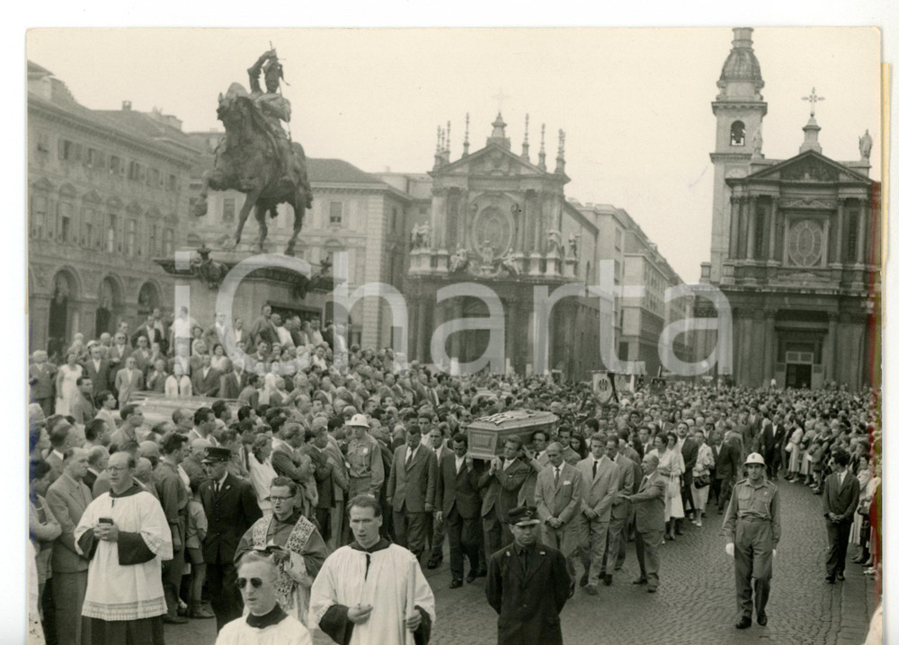 1956 TORINO Piazza San Carlo - Funerali Gianpiero COMBI dirigente JUVENTUS *Foto Fotografia d'epoca con didascalia coeva al verso. CONDIZIONI: GFORMATO: 18x13 cm     originale e autentica 1