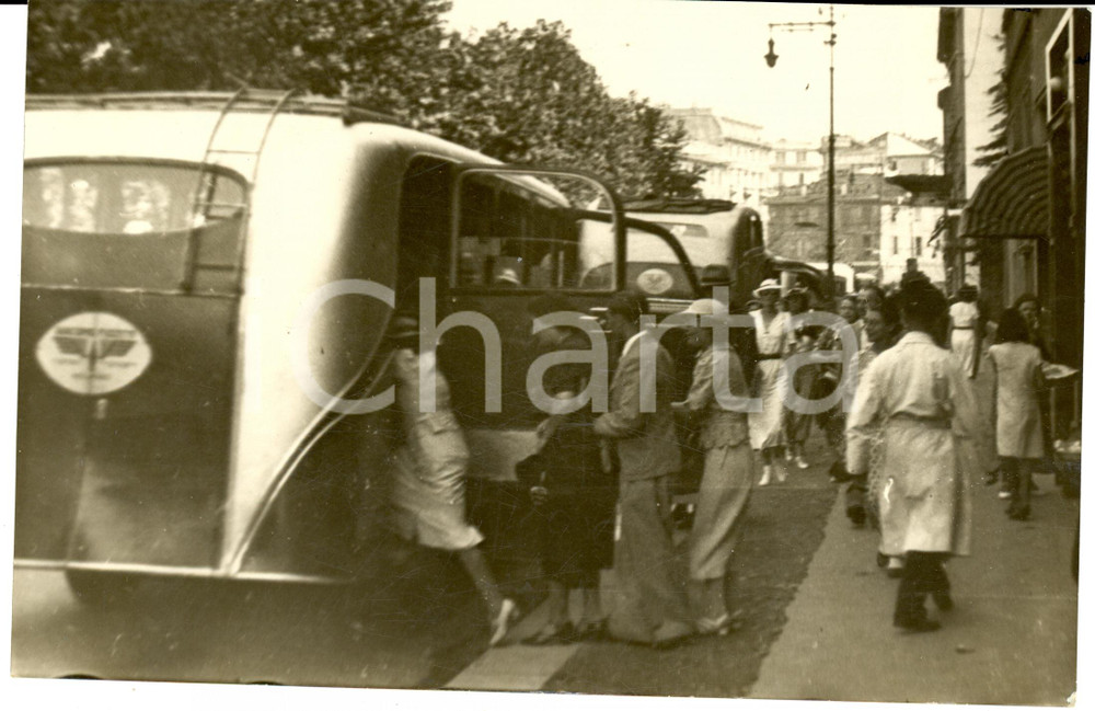 Fotografia d epoca originale 1937 MILANO Forestieri assaltano torpedoni per gita al lago Fotografia 1