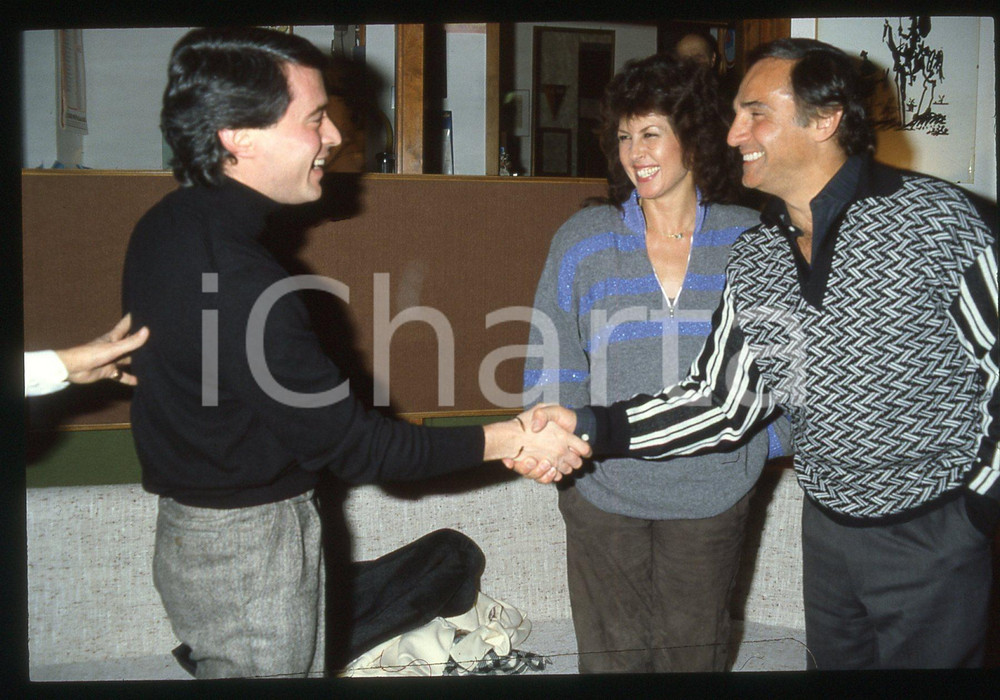 35mm vintage slide* 1985 ca NEW YORK Tony LO BIANCO l'attore a un party CINEMA  Diapositiva d'epoca, in formato 35 mm.CONDIZIONI: GOOD (tracce di adesivo nella parte inferiore)Tutti i diritti riservati.E' severamente vietata la riproduzione. ICharta mette in vendita, sul negozio eBay e in esclusiva sul sito "icharta" il proprio archivio composto da numerose diapositive e negativi fotografici d'epoca, tutti originali e autentici, che attraversano la storia del costume italiano tra gli la fine degli anni Sessanta e Novanta.Si tratta di uno sguardo inedito sull'attualit&agrave;, la politica, la vita quotidiana, il gossip e la cultura, che fotografa il cambiamento della nazione in quest'ultimo scorcio del XX secolo. Un'occasione unica per il mercato del collezionismo, che vede finalmente disponibile un archivio eccezionale per vastit&agrave;, tematiche e condizioni, in un settore (il negativo fotografico e la diapositiva) di assoluta novit&agrave; e dalle interessanti prospettive di investimento.  originale e autentica 1