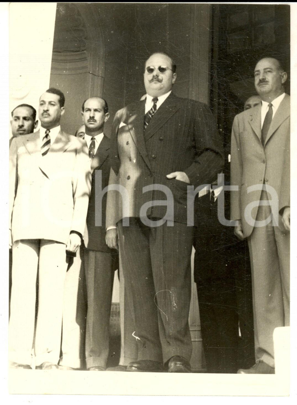 Fotografia d epoca originale 1950 ca SANREMO Re FARUQ d Egitto sulla scalinata dell Hotel BELLEVUE Foto 14x18 1