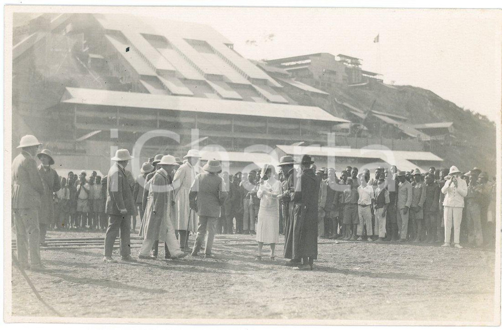 1928 CONGO BELGE Mines KATANGA Visite Roi Albert Ier Reine (7) Photo GABRIEL 514 Fotografia originale d'epoca, scattata durante la visita dei sovrani Alberto I ed Elisabetta del Belgio in Congo.FOTOGRAFO: L&eacute;opold Gabriel - Panda - Katanga GOOD/buono minimi difetti di stampa Formato: 14x9 cm originale e autentica 1