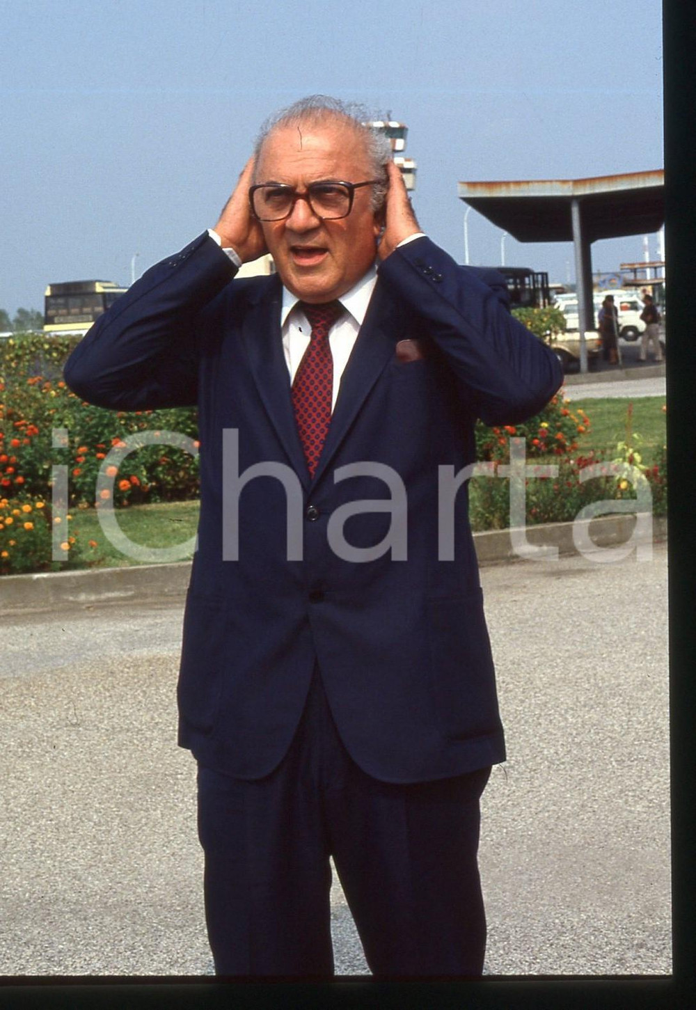 Fotografia d epoca originale 35mm vintage slide 1985 ca CINEMA Federico FELLINI in aeroporto  Ritratto 8 1