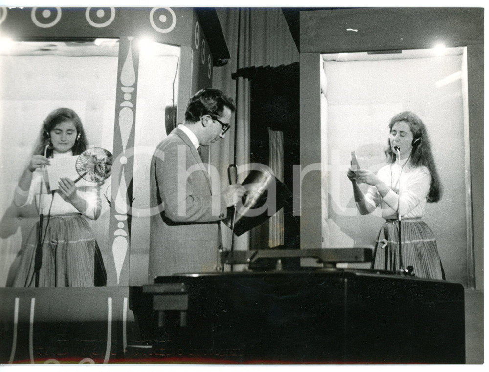 1957 LASCIA O RADDOPPIA? Mike BONGIORNO con le gemelle Gabriella e Rita APPIOTTI