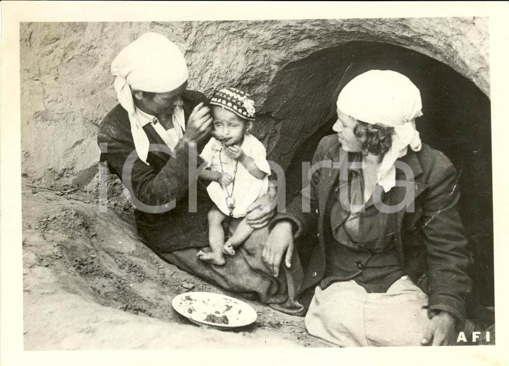 Fotografia d epoca originale 1941 ODESSA WW2 Contadine nascoste per sfuggire a persecuzione sovietica FOTO 1
