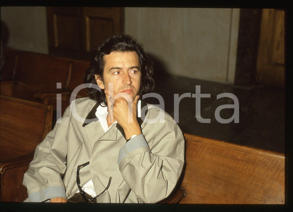 35mm vintage slide* 1985 ca ITALIA Bernard-Henri LEVY Ritratto del filosofo (5)  Diapositiva d'epoca, in formato 35 mm. CONDIZIONI: GOOD   Tutti i diritti riservati.E' severamente vietata la riproduzione. ICharta mette in vendita, sul negozio eBay e in esclusiva sul sito "icharta" il proprio archivio composto da numerose diapositive e negativi fotografici d'epoca, tutti originali e autentici, che attraversano la storia del costume italiano tra gli la fine degli anni Sessanta e Novanta.Si tratta di uno sguardo inedito sull'attualit&agrave;, la politica, la vita quotidiana, il gossip e la cultura, che fotografa il cambiamento della nazione in quest'ultimo scorcio del XX secolo. Un'occasione unica per il mercato del collezionismo, che vede finalmente disponibile un archivio eccezionale per vastit&agrave;, tematiche e condizioni, in un settore (il negativo fotografico e la diapositiva) di assoluta novit&agrave; e dalle interessanti prospettive di investimento.  originale e autentica 1