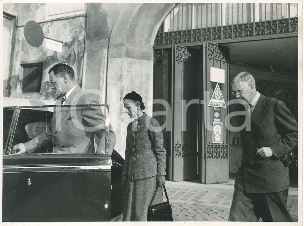 1955 ROMA Re Gustavo e Luisa di Svezia con re Federico di Danimarca - Foto  Fotografia d'epoca, con didascalia al verso.  FAIR/discreto piegature angolari con minimi strappi ai margini Formato: 24x18 cm originale e autentica 1