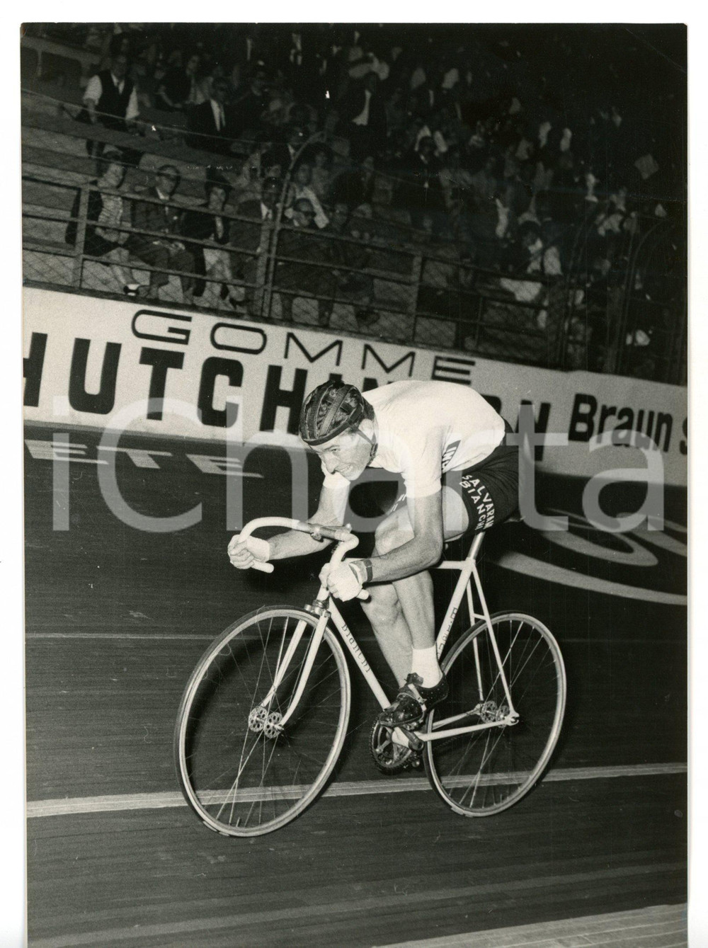 1967 CICLISMO - MILANO VIGORELLI Felice GIMONDI in azione *Fotografia 13x18 cm Fotografia d'epoca con didascalia coeva.  CONDIZIONI: G (ma minimi difetti di stampa) FORMATO: 13x18 cm     originale e autentica 1