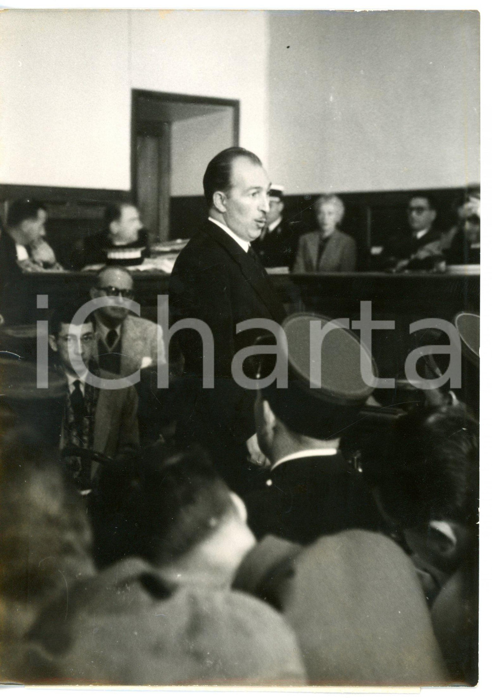 1954 DIGNE-LES-BAINS Affaire DOMINICI Aristide PANAYOTOU al banco dei testimoni Fotografia d'epoca con didascalia coeva.  CONDIZIONI: FAIR (bassa qualit&agrave; di stampa; piegature ai margini) FORMATO: 13x18 cm     originale e autentica 1