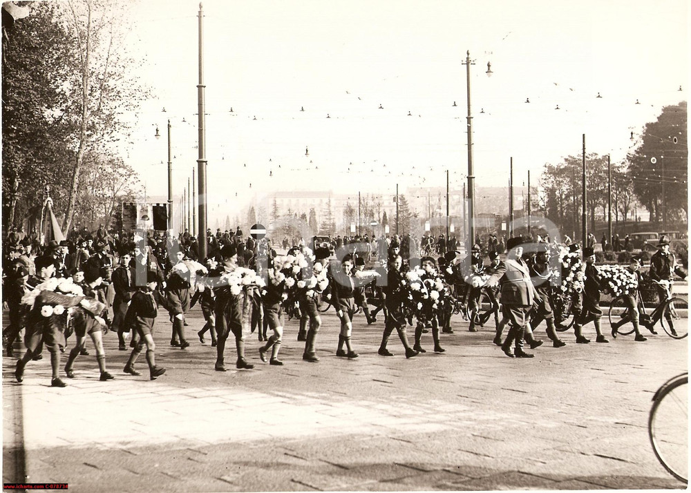 Fotografia d epoca originale 1932 Milano  Terra del Carso al Monumento Caduti Foto 1