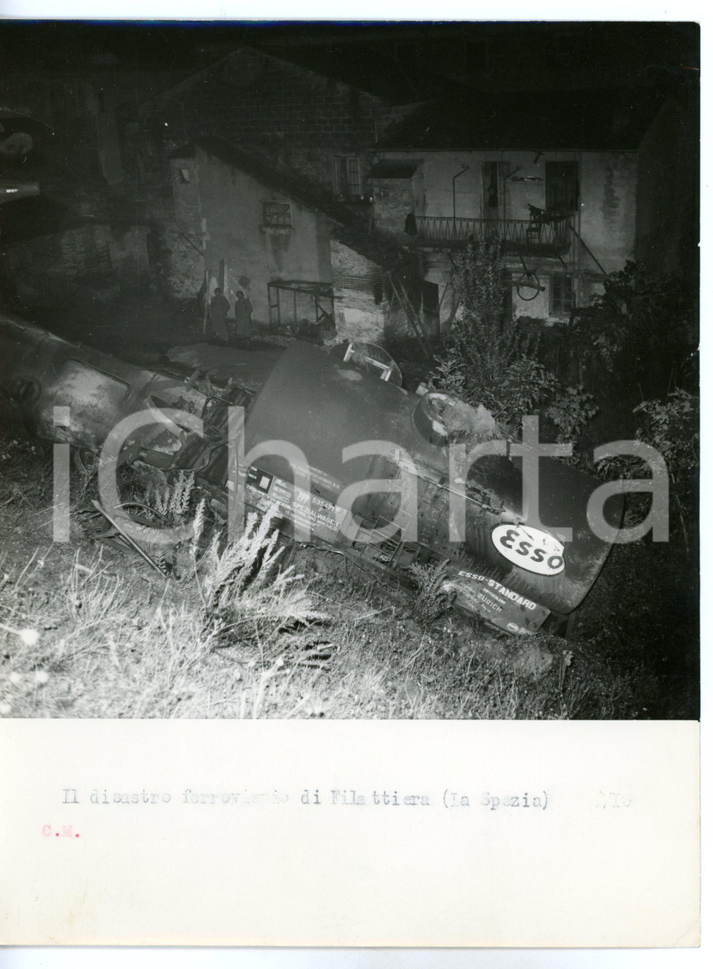 1953 INCIDENTE FERROVIARIO DI FILATTIERA Cisterna ESSO deragliata sulle case Fotografia d'epoca, con didascalia coeva al verso. CONDIZIONI: FAIR (piegature al margine destro e sinistro)FORMATO: 18x24 cm     originale e autentica 1