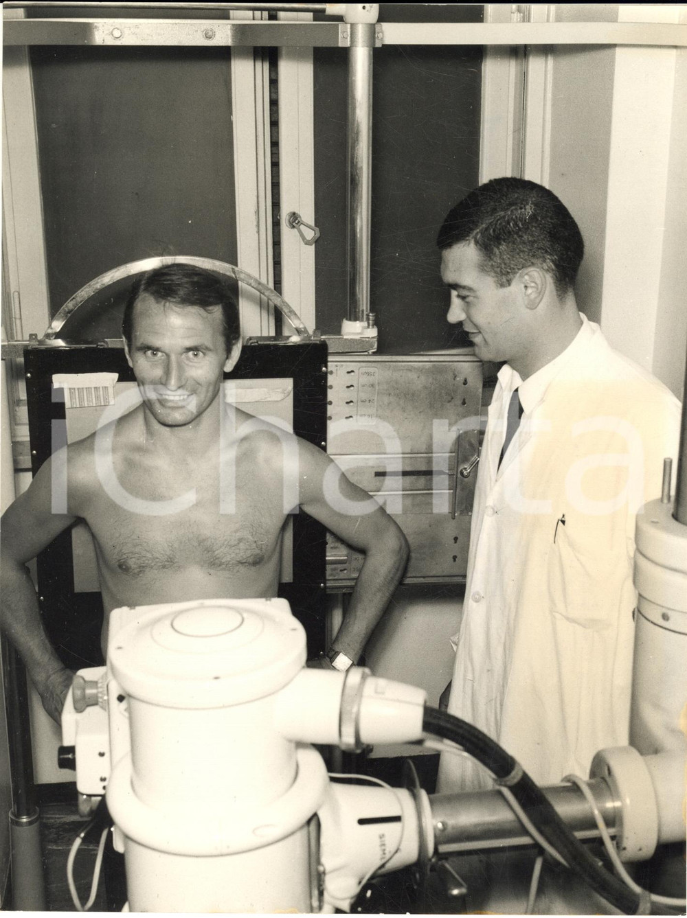 1967 MILANO CALCIO Kurt HAMRIN alla visita medica per allenamenti MILAN *Foto Fotografia d'epoca con didascalia coeva.  CONDIZIONI: FAIR (alone al lato destro)FORMATO: 18x24 cm     originale e autentica 1