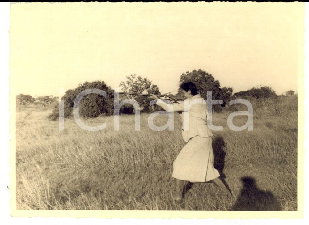 Fotografia d epoca originale 1937 AOI BALAD SOMALIA Donna spara in una caccia al leopardo Foto 12x8 cm 1