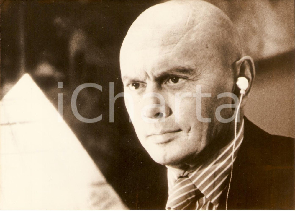 Fotografia d epoca originale 1988 FUZZ Yul BRYNNER with earphone Film by Richard A. COLLA Reprint 1