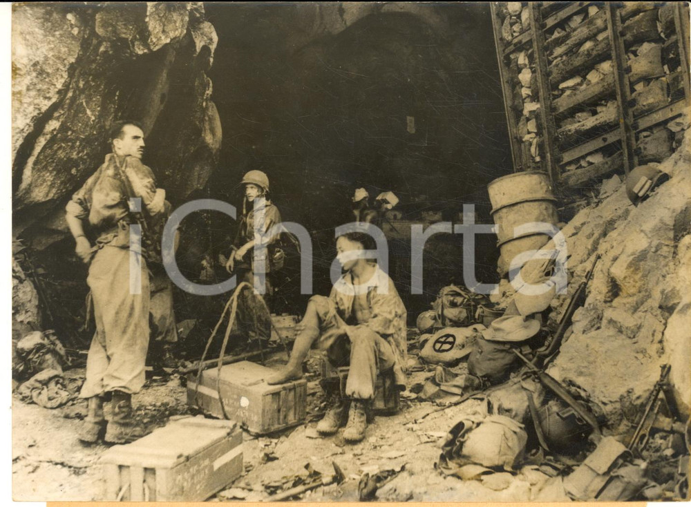 1953 GUERRA VIETNAM LANG SON Soldati francesi trovano un deposito di armi *Foto