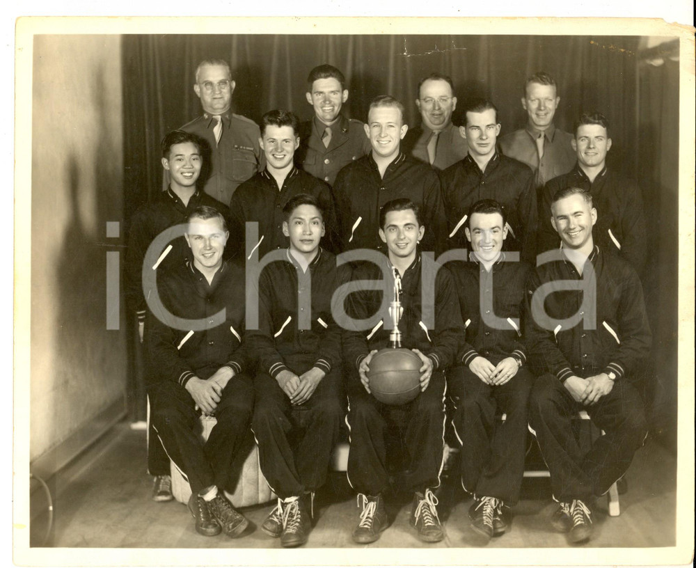 Fotografia d epoca originale 1950 ca USA Squadra militare di basket con la coppa vinta Foto 25x20 1