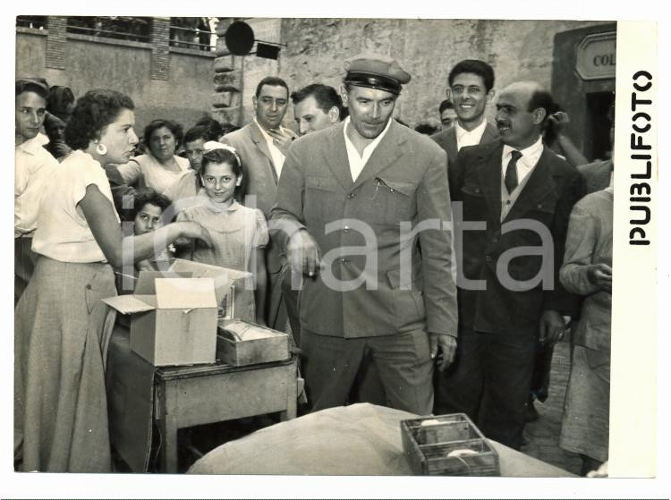 Fotografia d epoca originale 1954 ROMA  CASO MONTESI Autista di Ugo MONTAGNA consegna pacco a REGINA COELI 1