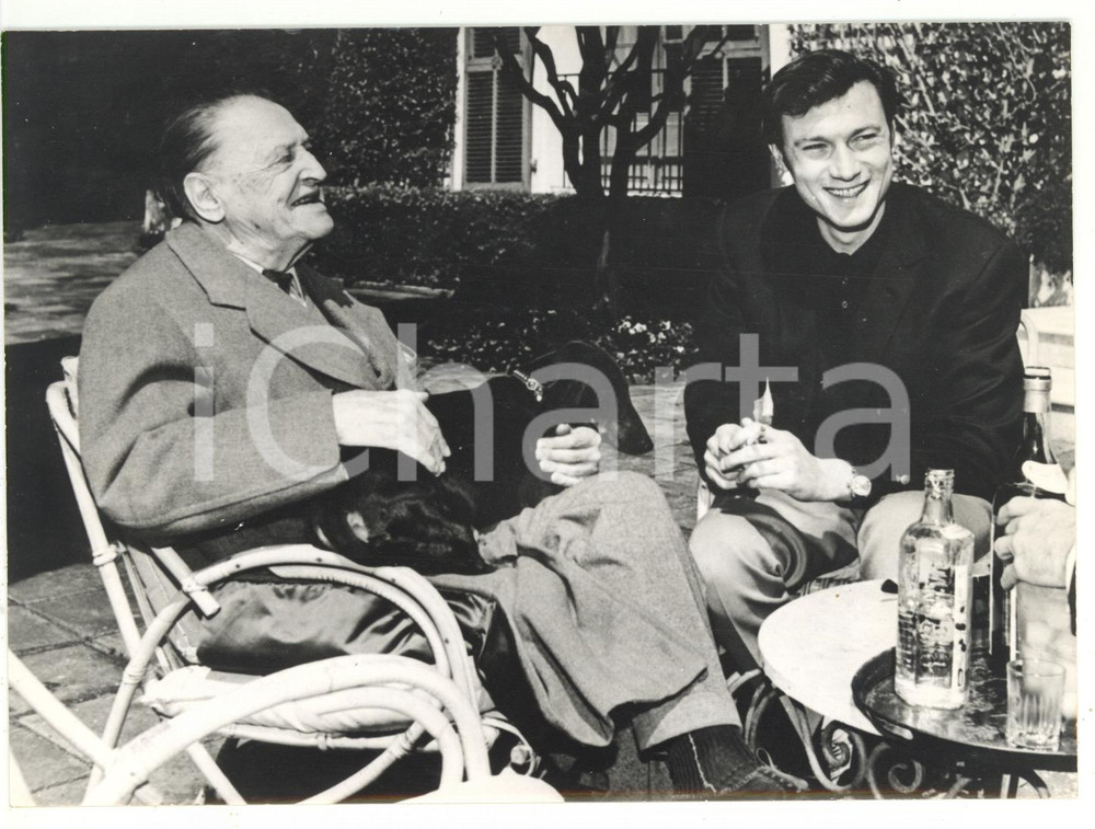 1963 PARIS Villa Mauresque - Laurence HARVEY e William Somerset MAUGHAM *Foto Fotografia d'epoca, con didascalia coeva al verso. CONDIZIONI: GFORMATO: 18x13 cm    originale e autentica 1
