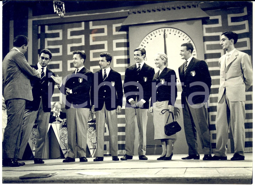 1957 MILANO LASCIA O RADDOPPIA - Mike BONGIORNO con la Nazionale di sci nautico Fotografia d'epoca con didascalia coeva.Mike Bongiorno incontra la squadra con Bruno Lo Cascio, supercampione di &ldquo;Lascia o raddoppia&rdquo;.  CONDIZIONI: FAIR (leggera sovrimpressione al margine inferiore) FORMATO: 18x13 cm     originale e autentica 1