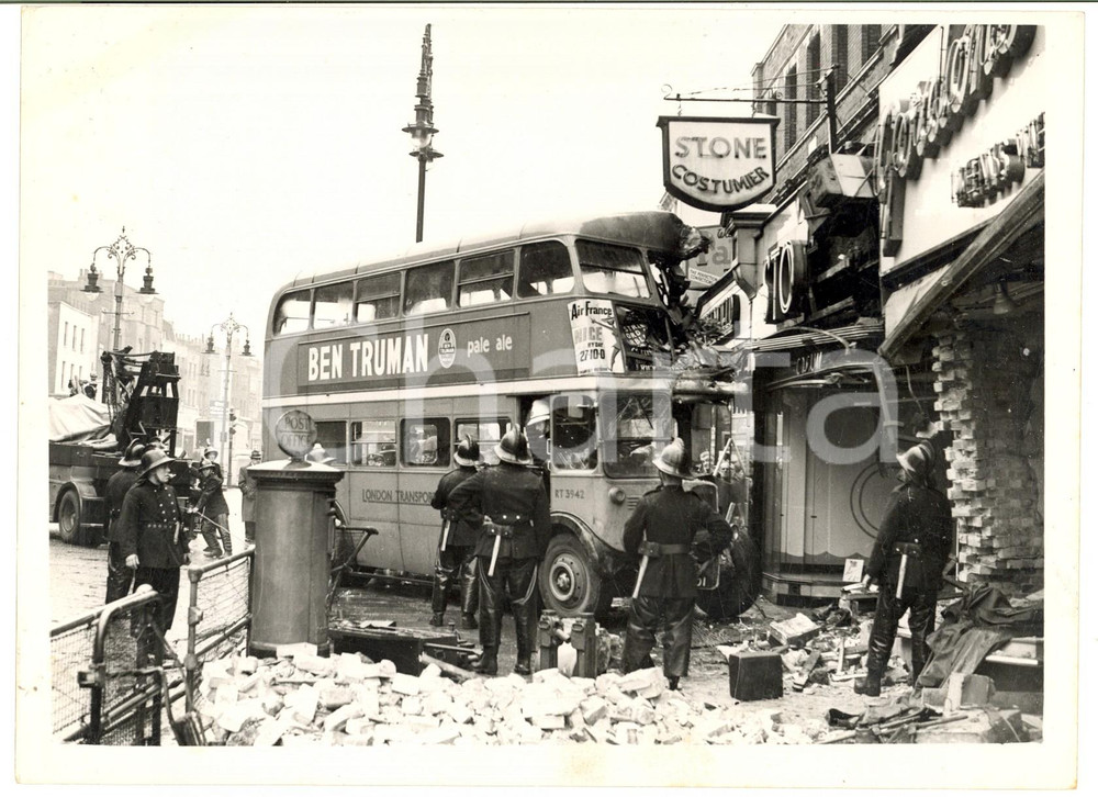 1953 LONDON Edgeware Road - Damaged bus after a crash - Photo 20x15 cm   Fotografia d'epoca con didascalia coeva.CONDIZIONI: GFORMATO: 20x15 cm        originale e autentica 1