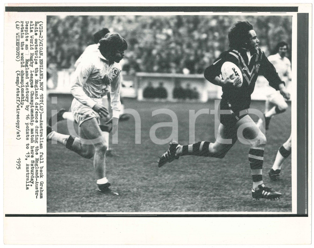 Fotografia d epoca originale 1975 WIGAN  World Rugby League  Graham EADIE outstrips the England defence 1