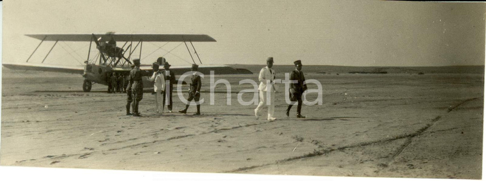 Fotografia d epoca originale 1930 ca SIRTE LIBIA Pietro BADOGLIO arriva a bordo di un monoplano Fotografia 1