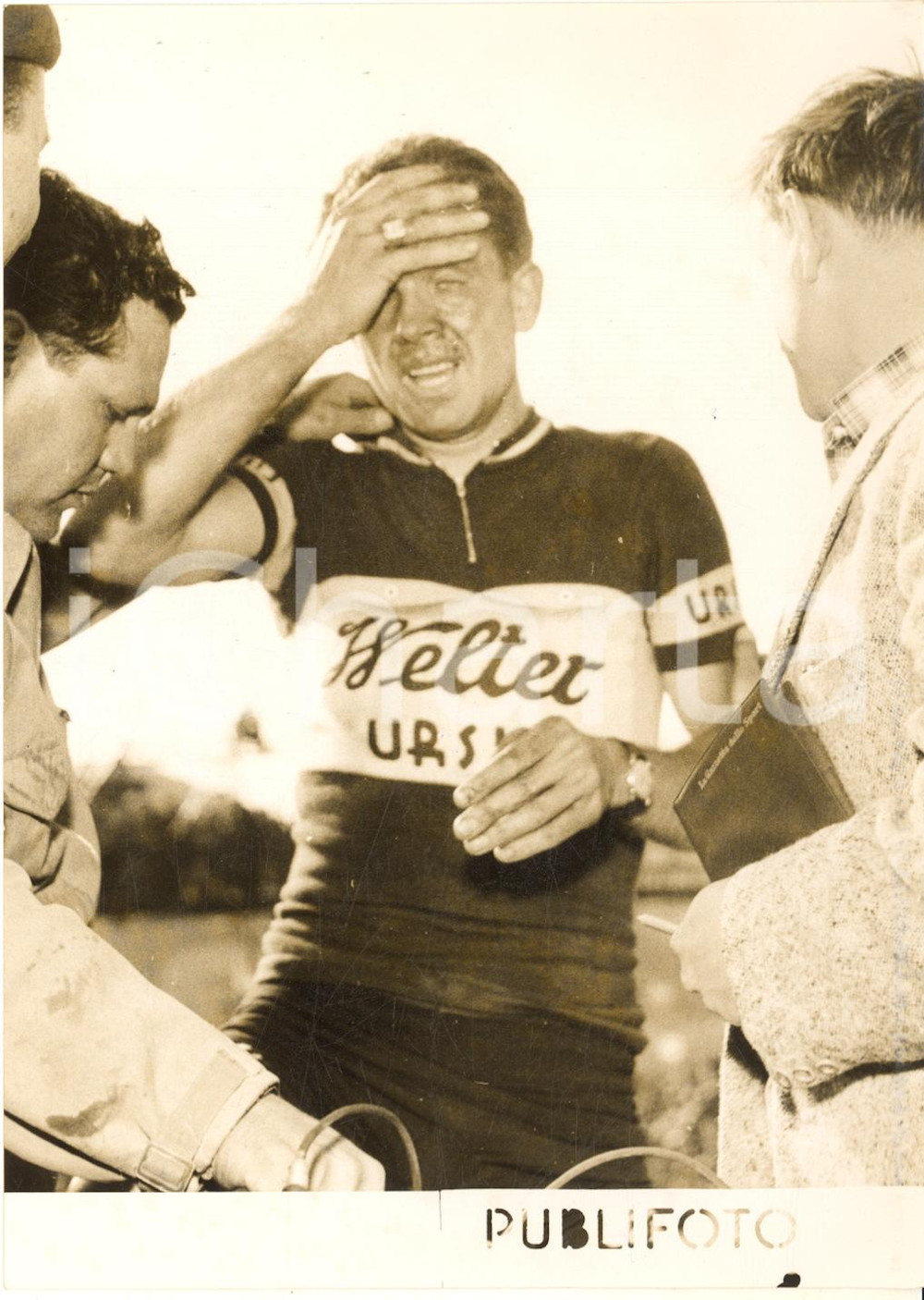 1955 CICLISMO GIRO D'ITALIA GENOVA Guido BONI disperato per aver perso la tappa