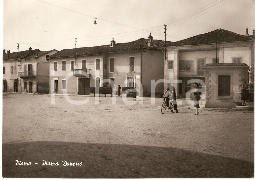 Cartolina originale da collezione 1955 ca PIOZZO (CN) Piazza DAPERIS Trattoria PIEMONTE Animata *Cartolina FG VG 1