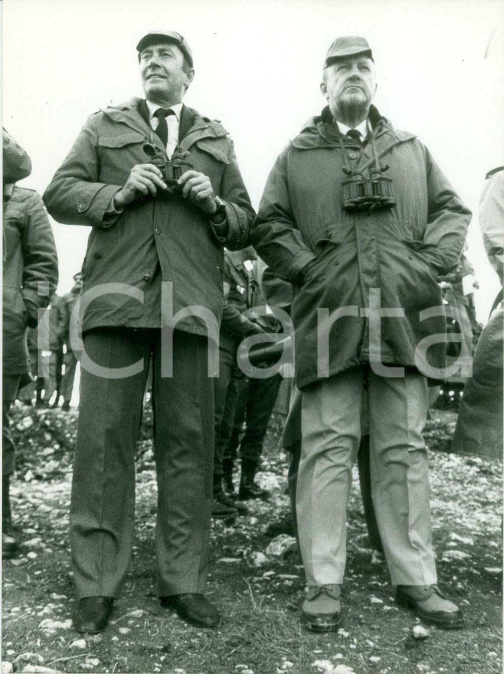 Fotografia d epoca originale 1990 ca MUNSINGEN SWITZERLAND Charles HERNU Manfred WORNER alle Grandi Manovre 1