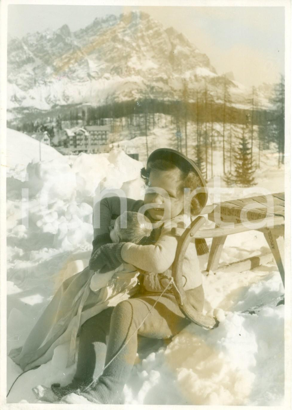 Fotografia d epoca originale 1939 CORTINA D AMPEZZO BL Bambina con bambola e slittino Fotografia 1