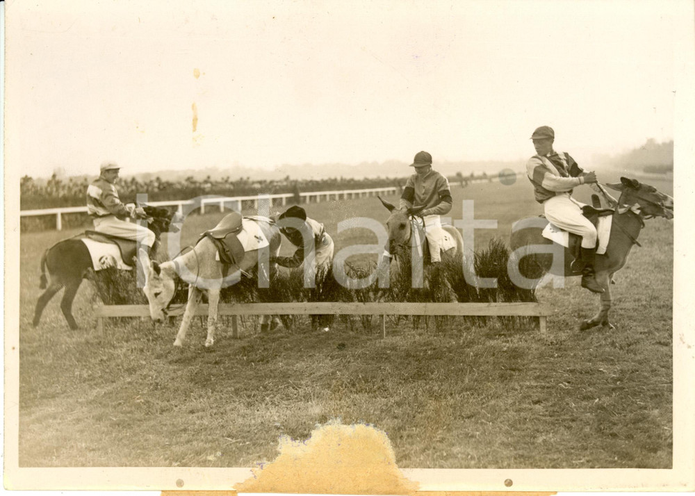 Fotografia d epoca originale 1938 TREMBLAYENFRANCE Fete hippique Artistes Ellen BELL et jockeys ENDOMMAGE 1