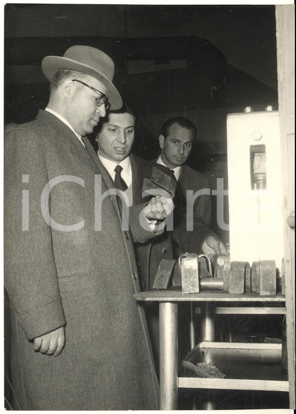 1958 SAN DONATO MILANESE Ministro Jafar SHARIF-EMAMI visita impianti ENI - Foto  Fotografia d'epoca con didascalia coeva al verso.   CONDIZIONI: G (ma piccola piegatura all'angolo inferiore sinistro)FORMATO: 13x18 cm     originale e autentica 1