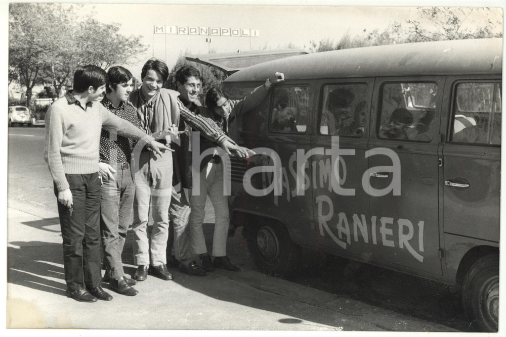 Fotografia d epoca originale 1965 ca NAPOLI Bar MIRANAPOLI  Massimo RANIERI e la sua band con VOLKSWAGEN T2 1
