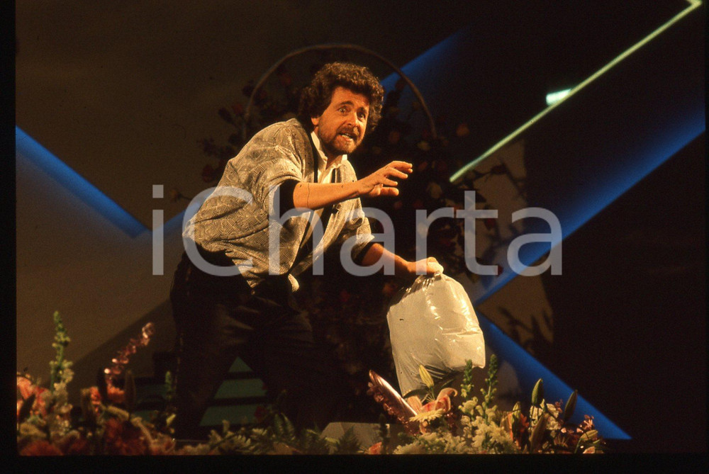 35mm vintage slide* 1988 FESTIVAL DI SANREMO Beppe GRILLO in scena 25  Diapositiva d'epoca, in formato 35 mm. CONDIZIONI: GOODTutti i diritti riservati.E' severamente vietata la riproduzione. ICharta mette in vendita, sul negozio eBay e in esclusiva sul sito "icharta" il proprio archivio composto da numerose diapositive e negativi fotografici d'epoca, tutti originali e autentici, che attraversano la storia del costume italiano tra gli la fine degli anni Sessanta e Novanta.Si tratta di uno sguardo inedito sull'attualit&agrave;, la politica, la vita quotidiana, il gossip e la cultura, che fotografa il cambiamento della nazione in quest'ultimo scorcio del XX secolo. Un'occasione unica per il mercato del collezionismo, che vede finalmente disponibile un archivio eccezionale per vastit&agrave;, tematiche e condizioni, in un settore (il negativo fotografico e la diapositiva) di assoluta novit&agrave; e dalle interessanti prospettive di investimento.     originale e autentica 1
