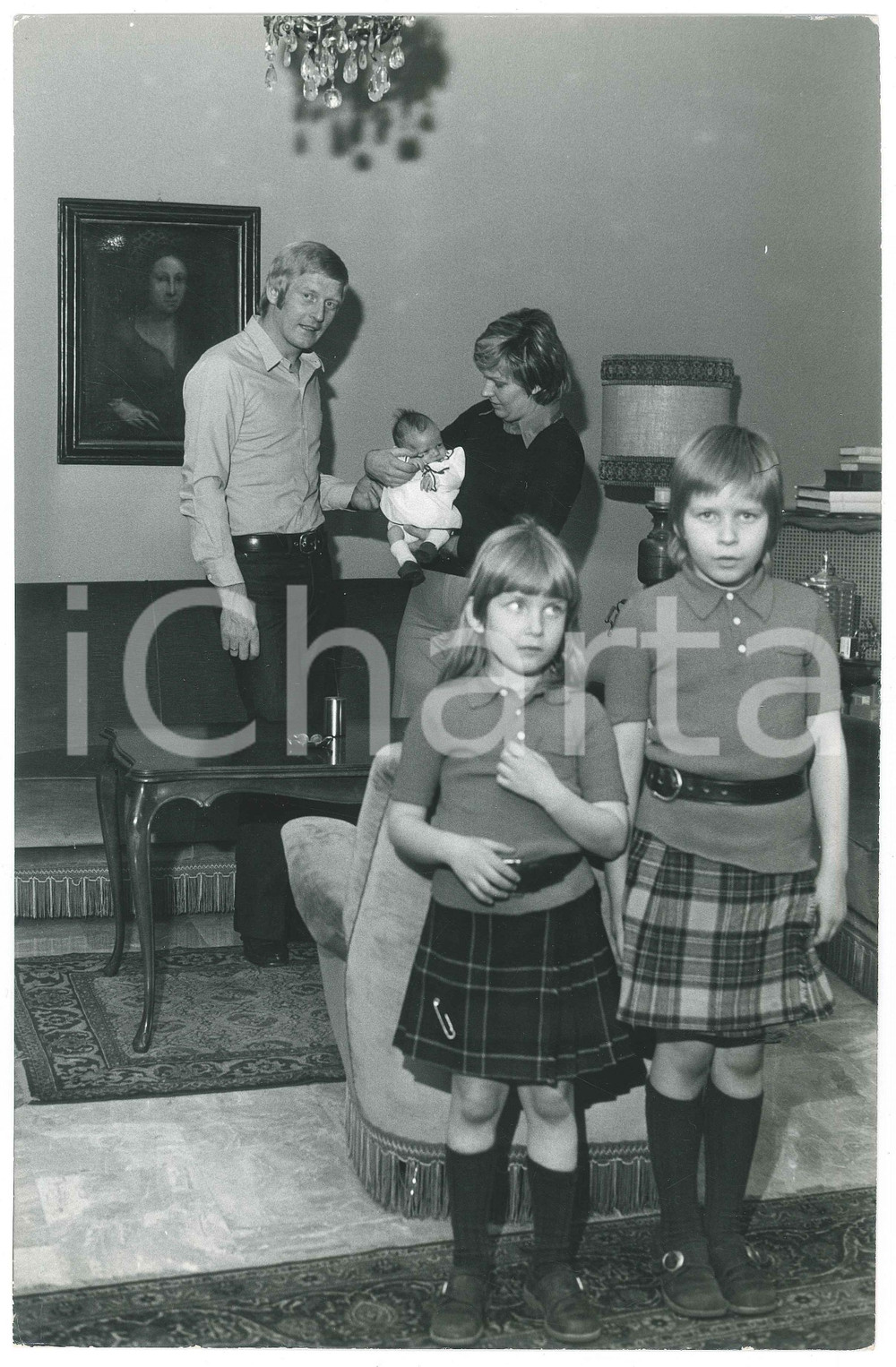 Fotografia d epoca originale 1970 ca CALCIO MILAN KarlHeinz SCHNELLINGER con moglie e figli  Foto 20x30 1 1