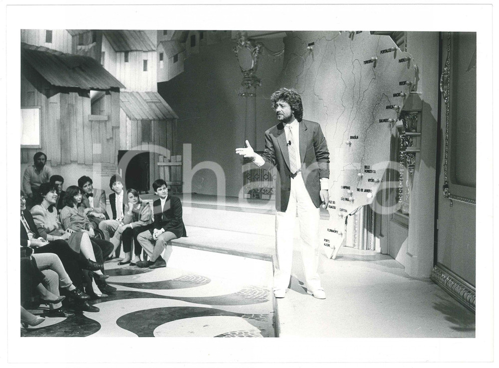 Fotografia d epoca originale 1984 RAI UNO Te lo do io il Brasile Beppe GRILLO in scena  Foto 24x18 cm 3 1