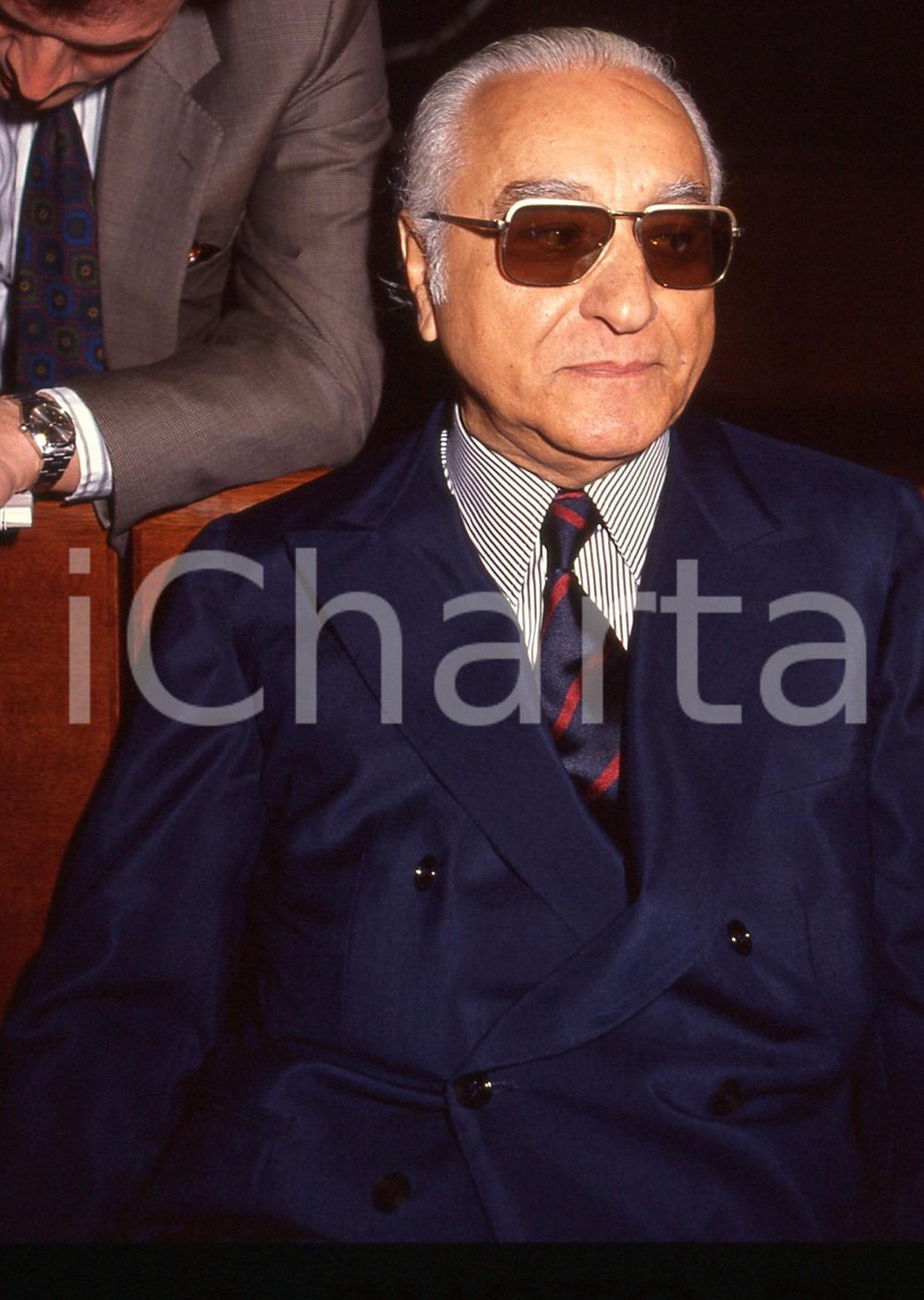 35mm vintage slide* 1992 MILANO Umberto ORTOLANI Processo BANCO AMBROSIANO (23)  Diapositiva d'epoca, in formato 35 mm.Nella diapositiva compare il finanziere Umberto Ortolani, in occasione di una seduta del processo per il crack del Banco Ambrosiano, tenutasi presso il Tribunale di Milano nell'aprile 1992.CONDIZIONI: GOODTutti i diritti riservati.E' severamente vietata la riproduzione. ICharta mette in vendita, sul negozio eBay e in esclusiva sul sito "icharta" il proprio archivio composto da numerose diapositive e negativi fotografici d'epoca, tutti originali e autentici, che attraversano la storia del costume italiano tra gli la fine degli anni Sessanta e Novanta.Si tratta di uno sguardo inedito sull'attualit&agrave;, la politica, la vita quotidiana, il gossip e la cultura, che fotografa il cambiamento della nazione in quest'ultimo scorcio del XX secolo. Un'occasione unica per il mercato del collezionismo, che vede finalmente disponibile un archivio eccezionale per vastit&agrave;, tematiche e condizioni, in un settore (il negativo fotografico e la diapositiva) di assoluta novit&agrave; e dalle interessanti prospettive di investimento. GOOD/buono   originale e autentica 1