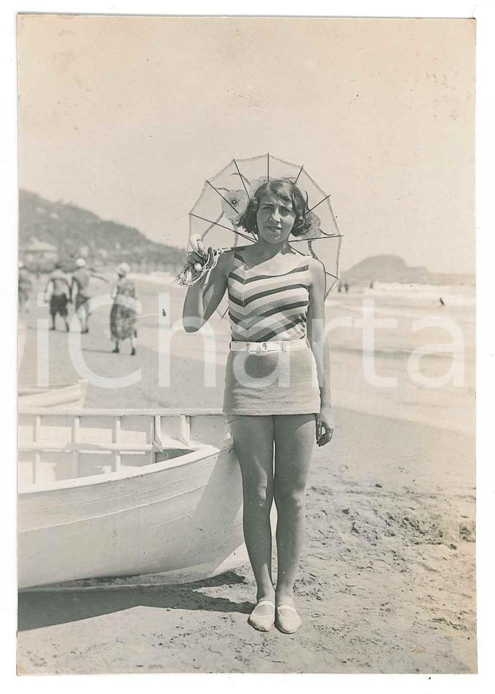 1925 ca ALASSIO Bagnante con ombrellino parasole - Fotografia anonima 7x11 cm Fotografia d'epoca. FAIR/discreto Lievi smussature agli angoli Formato: 13x8 originale e autentica 1